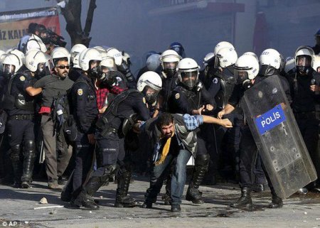 Türkiyədə iğtişaşlar davam edir, ölkədə komendant saatı tətbiq edildi – FOTO