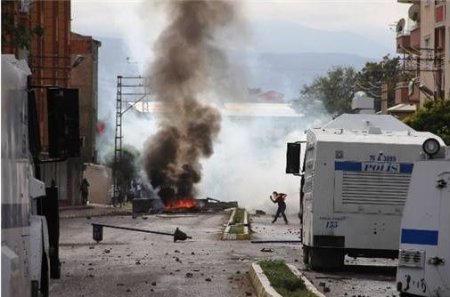 Türkiyədə etirazçılarla azərbaycanlılar arasında dava düşüb: 15 yaralı - FOTO