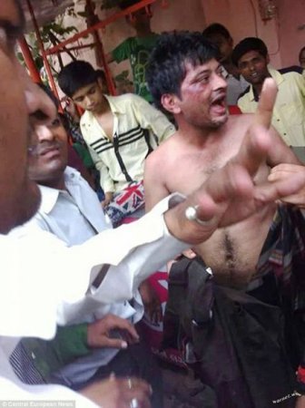 Hindistanda insanlar təcavüzkarı döydükdən sonra cinsiyyət orqanını kəsdilər – FOTO