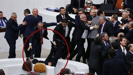 Türkiyə parlamentində növbəti dava – FOTO + VİDEO