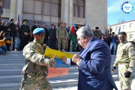 İcra başçısı erməni bayrağını yumruqladı, barmaqları əzildi - VİDEO