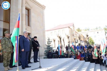 İcra başçısı erməni bayrağını yumruqladı, barmaqları əzildi - VİDEO