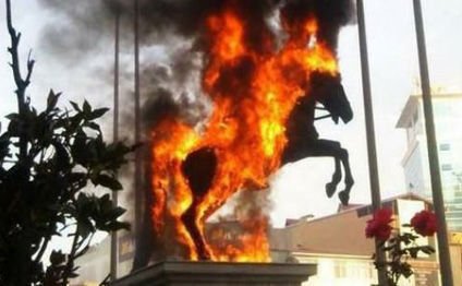 Türkiyədə Atatürkün heykəli yandırıldı – FOTO 